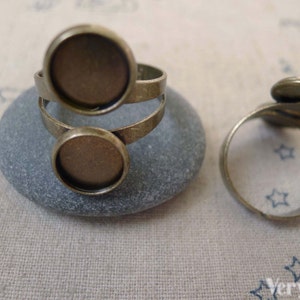 10 st. antikbrons dubbelt vridna ringar med blank skaftbas och storlek 10 mm infattning A7327