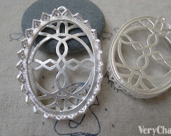 2 st. ovala silverfärgade, eleganta filigranhängen, matchande cabochon 30 x 40 mm