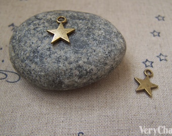 Peut inclure: Deux breloques en forme d'étoile en métal doré avec une boucle pour les attacher à des bijoux ou d'autres objets artisanaux.