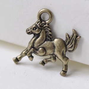 Antike Bronze kleine Pferd Pony Charms 14 x 16 mm Set von 30 A8371