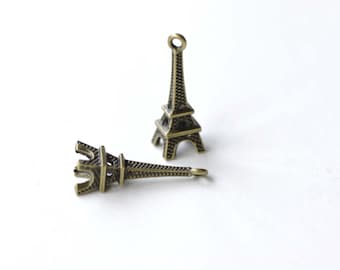 Peut inclure: Deux petits charmes de la tour Eiffel de couleur dorée. Les charmes sont détaillés et ont une surface texturée.