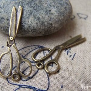 10 pcs Antique Bronze Scissors Charms Flat Sewing Fabric Scissors Pendants 14x30mm A1714