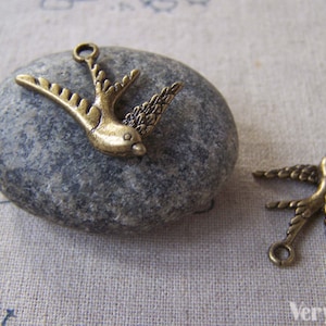 10 pcs of Antique Bronze Flying Bird Charms Pendants Loop On Tail 17x21mm A5379