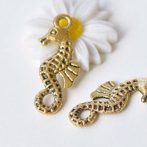 20 unids oro antiguo seahorse encantos de doble cara 10x24mm A8072