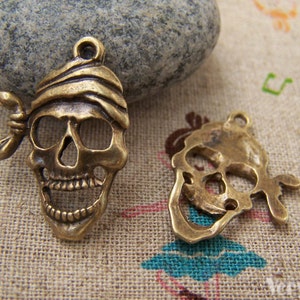 SALE Bronze Pirate Skull Charms 19x25mm Set of 10 pcs A1577