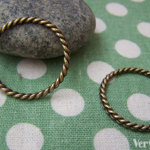 20 piezas Bronce Antiguo Twisted Coiled Circle Ring Conectores 26mm A431