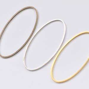 Può includere: Tre anelli metallici ovali in diverse finiture: oro, argento e bronzo.