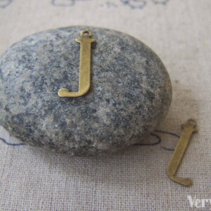 10 piezas de bronce antiguo latón alfabeto carta J encantos 5x18mm A2415