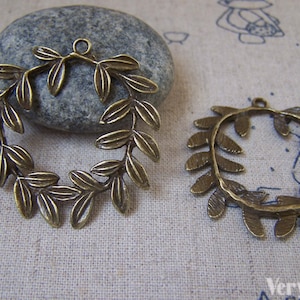 10 pcs of Antique Bronze Olive Leaf Wreath Charms Pendants 38x38mm A2238