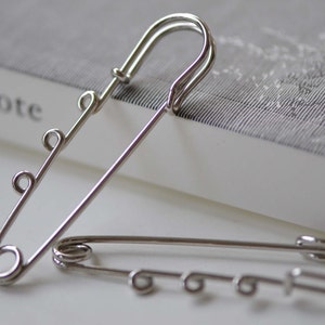 Silvery grau dull Silber Kilt Pin Schal Pins drei Schleifen Sicherheit Broschen 65mm Set von 10 A3382