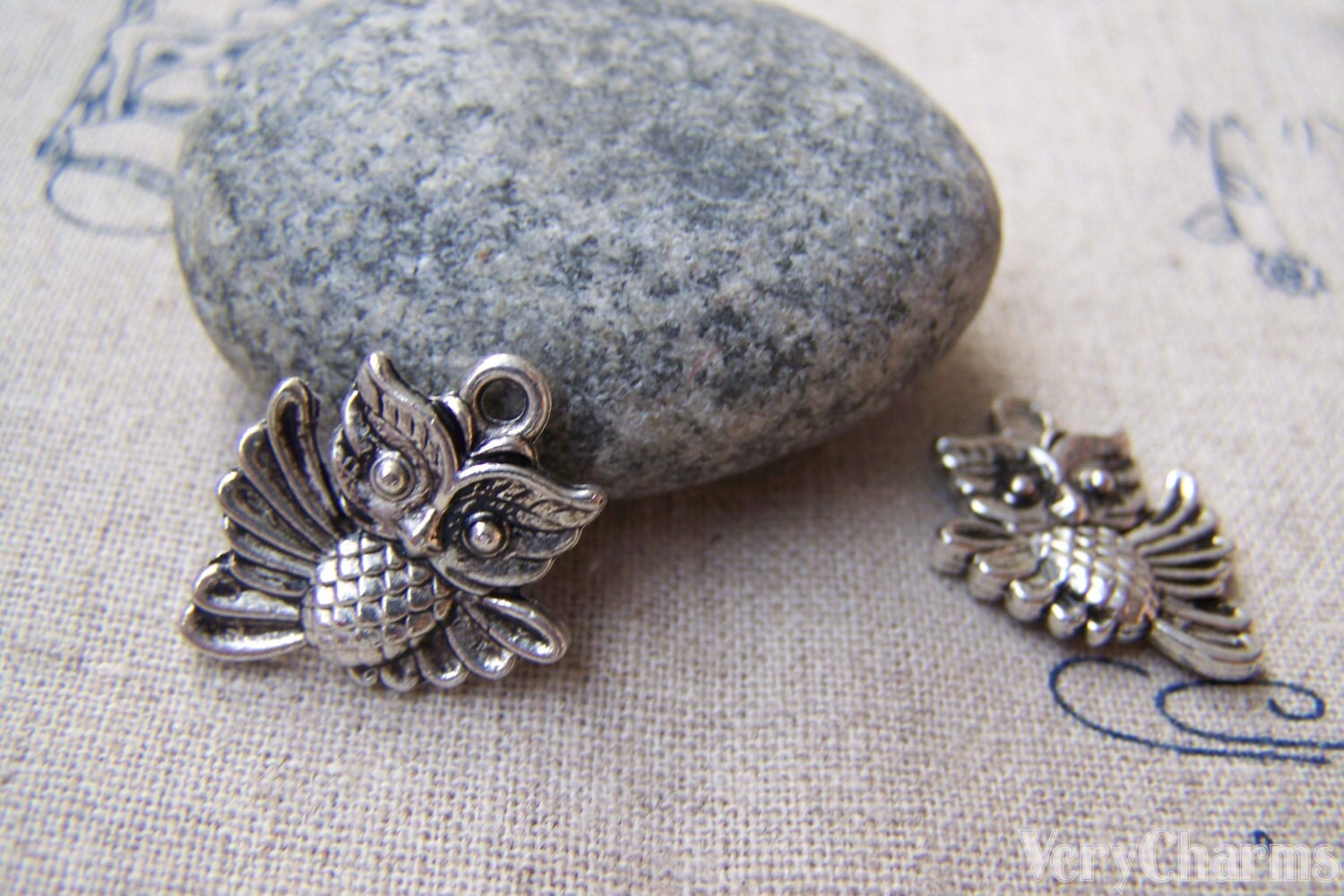 Antique Silve Tiny Owl Charms Double Sided 17x20mm Set of 10 A1850