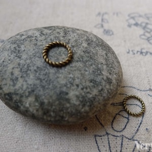 30 pcs Antique Bronze Brass Twisted Enroulé Boucles boucle 1.2x8mm A6060