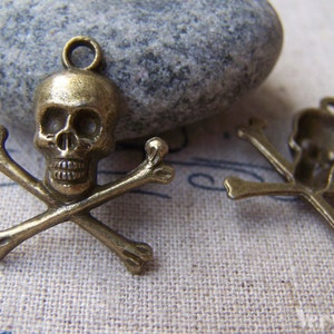 20 pcs of Antique Bronze Skull and Crossbones Charms 20x20mm A1576