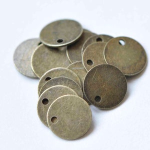 100 Stück antike Bronze Messing flach Runde leere Scheibe dicke Charms 8mm A9036