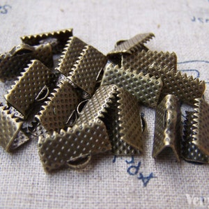 50 st bandändar i antik bronsmässing, klämmor, fästen, spännen, 13 mm A2131