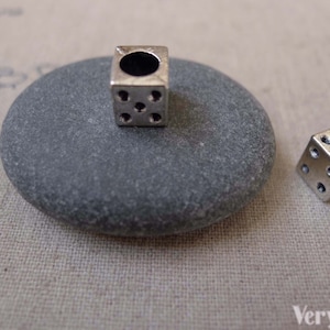 20 peças contas de cubo de dados de jogo de prata antigas 7mm a7498