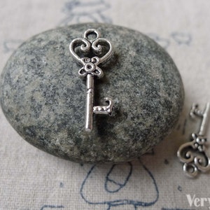 20 pcs of Antique Silver Skeleton Key Heart Key Charms 9x21mm A6455