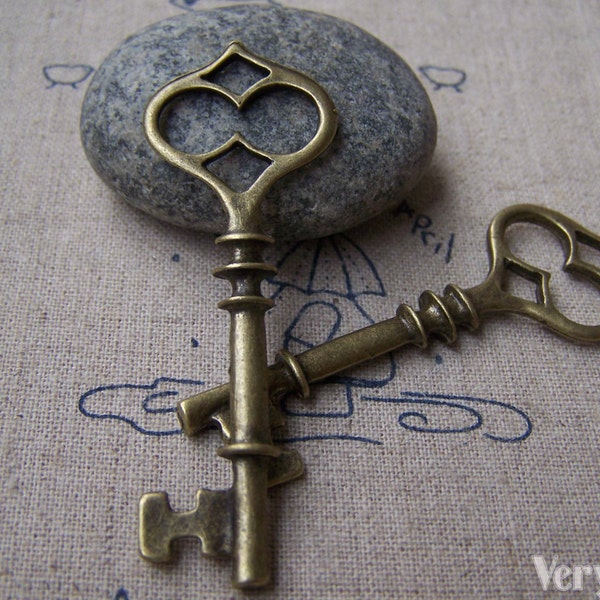 10 pcs Heart Skeleton Key Antique Bronze Charms Pendants 21x60mm  A173