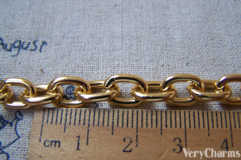 May include: Gold chain link with oval links, measuring 4 cm in length.
