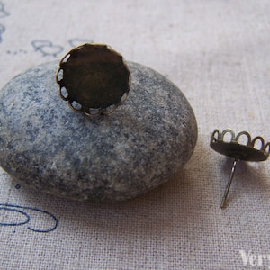 Antike Bronze Ohr Stecker Ohrstecker Beiträge scalloped Edge Lünette Match 12mm Cabochon Set von 10 Stück A5038