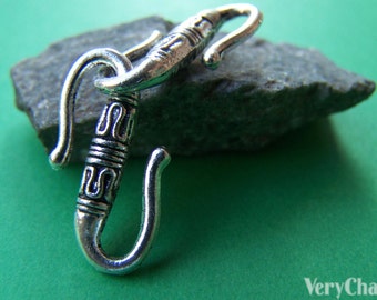 アンティークシルバーテクスチャSフッククラスプ11 x 22 mm A974 30個