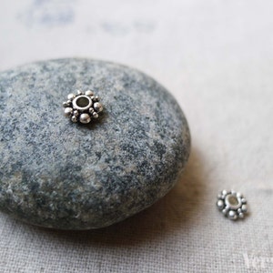 100 pcs Antique Silver Daisy Spacer Beads 6mm A5582