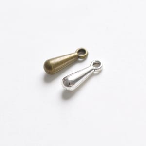 アンティークブロンズ/シルバー 3D ティアドロップ ドロップチャーム 4 x 13 mm 50 個