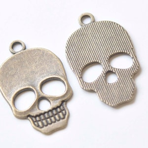 10 pcs of Antique Bronze Flat Skull Charms 22x31mm A994