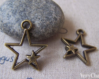 Peut inclure: Deux breloques en forme d'étoile de couleur bronze. Chaque breloque présente une grande étoile à cinq branches avec une petite étoile à l'intérieur. Les breloques ont une boucle en haut pour être suspendues.