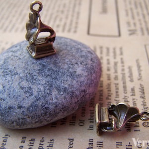 10 pcs Antique Bronze Old-Fashioned Phonograph Gramophone Charms 9x14mm A1638