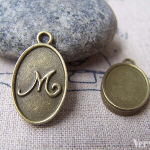 20 piezas de bronce antiguo Carta inicial M Encantos ovalados 11x16.5mm A2797