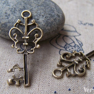 10 pcs of Antique Bronze Skeleton Key Charms Pendants 16x36mm A201