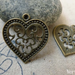 10 pcs of Antique Bronze Swirly Flower Heart Pendant 22x22mm A6257