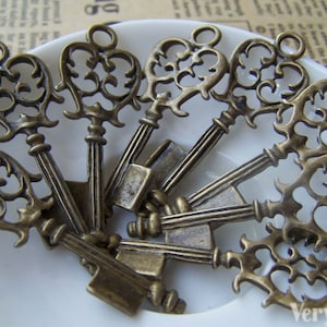 10 pcs of Antique Bronze Skeleton Key Charms 17x43mm A178