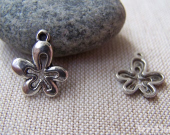 20 stuks van antiek zilver uitgesneden bloem charms hangers 13x14mm A1015
