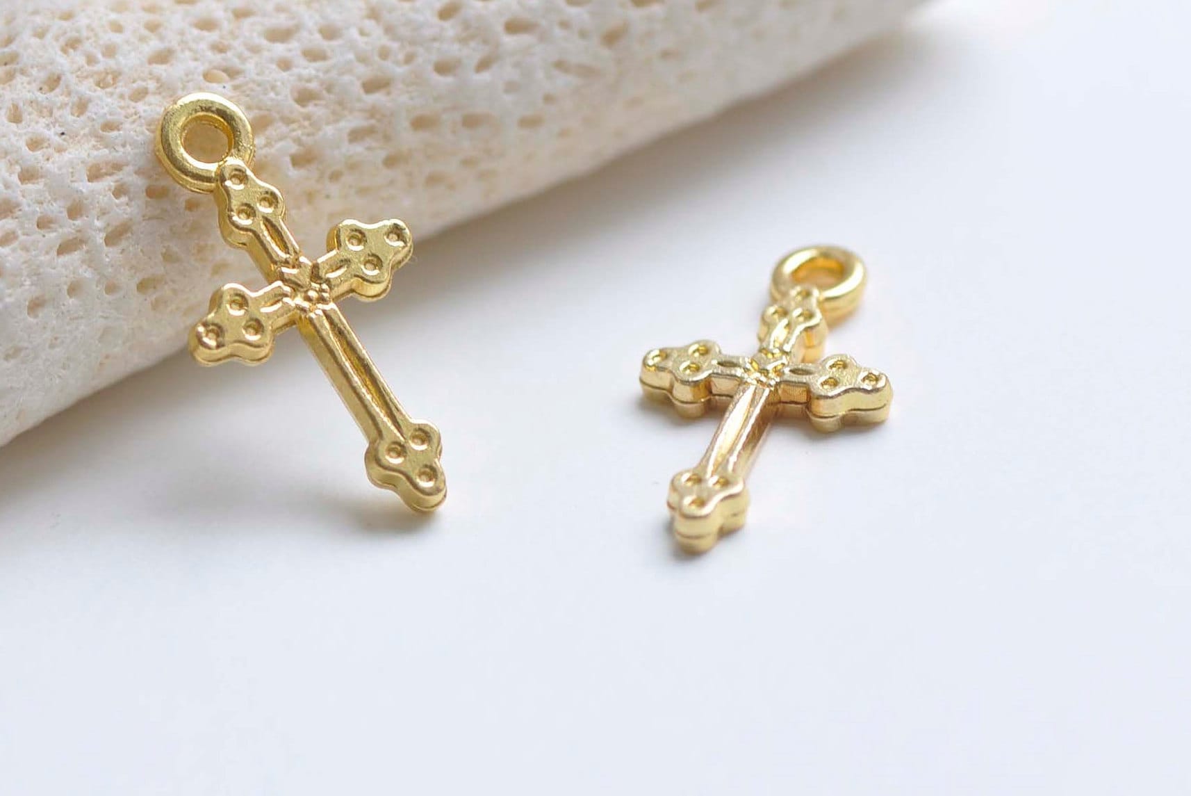 ゴールドトーンクロスチャーム 11 x 21 mm A3583 50個 - Etsy 日本