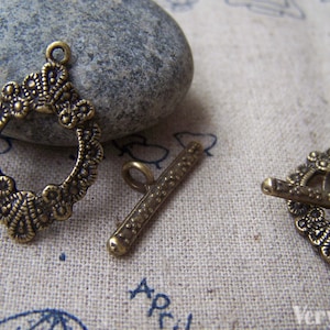 10 sets of Antique Bronze Oval Textured Flower Toggle Clasps 17x24mm A228