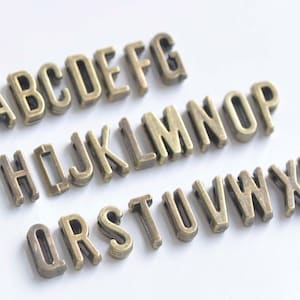 Bronce antiguo Letras pequeñas Letras Etiquetas cuentas iniciales A-Z Tamaño 6x11mm