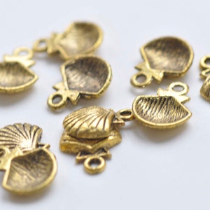 Oro antico Scallop Sea Shell Charms 11x14mm set di 20 A1960