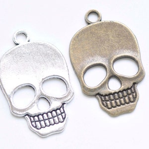 10 pcs of Antique Silver/Bronze Flat Skull Charms 22x31mm