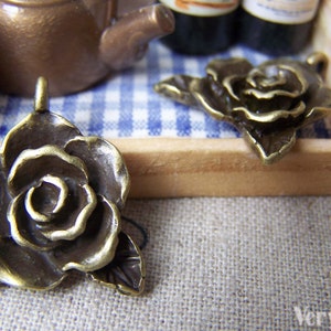 Antique Bronze Lovely Flower Charms Pendants 19x19mm Set of 10 A3047