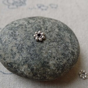 200 pcs Antique Silver Daisy Spacer Beads 5mm A6652