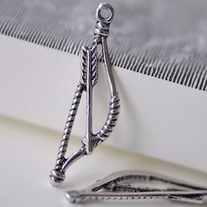 Bogen und Pfeil Charms Antik Silber Bogenschießen Cupid Charms 10 x 38 mm Set von 50 A7678