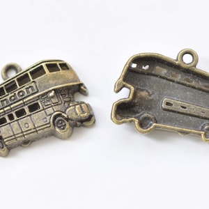 ダブルデッカーバスチャームペンダント アンティークブロンズ仕上げ 17 x 25 mm 20個セット A8403
