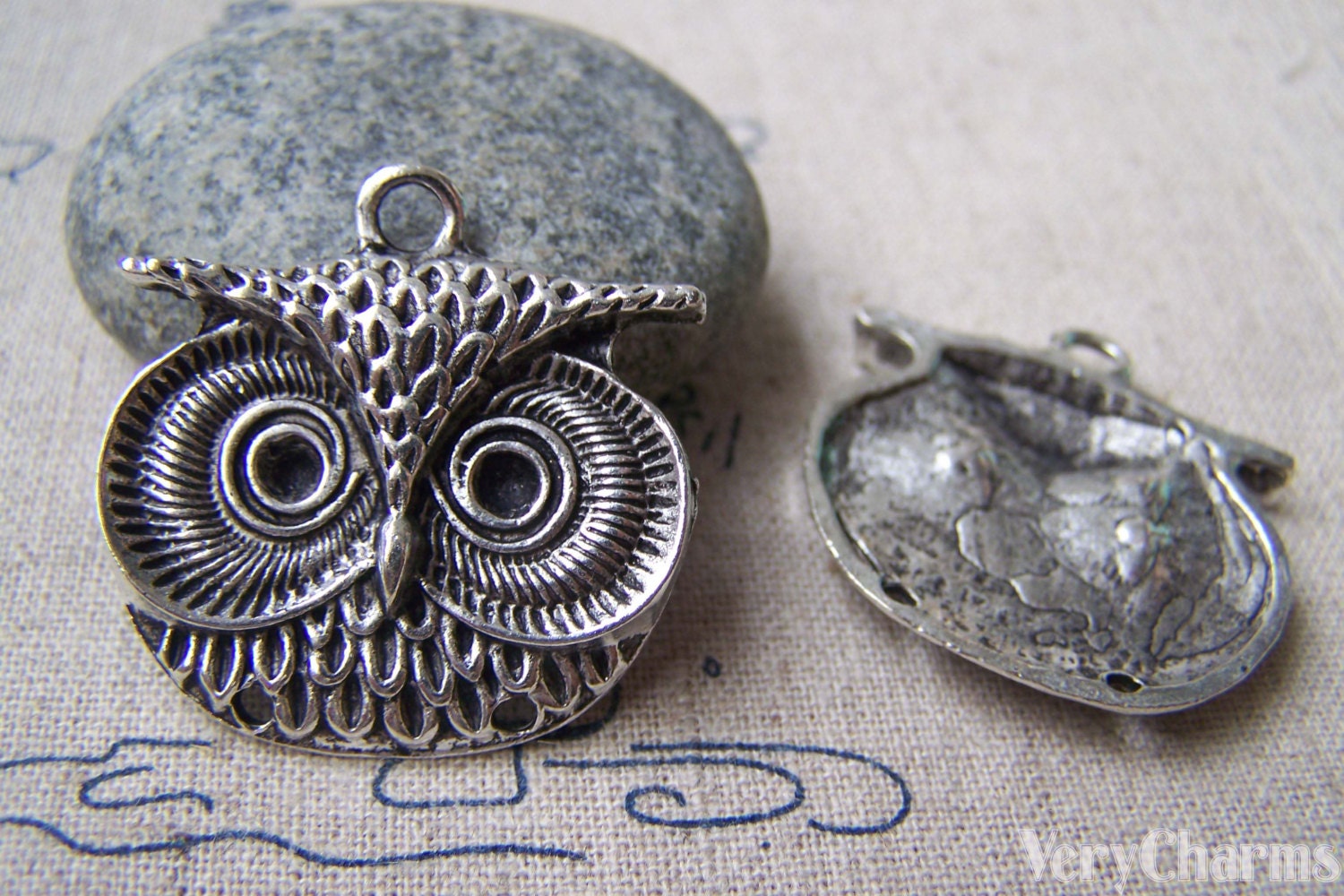 8 pcs of Antique Silver Lovely Owl Head Charms 31x31mm A1840