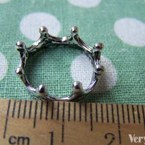 Puede incluir: Encanto de corona de plata con un dise&ntilde;o detallado, que mide aproximadamente 1 cm de di&aacute;metro.