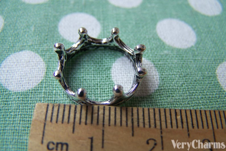Puede incluir: Encanto de corona de plata con un dise&ntilde;o detallado, que mide aproximadamente 1 cm de di&aacute;metro.