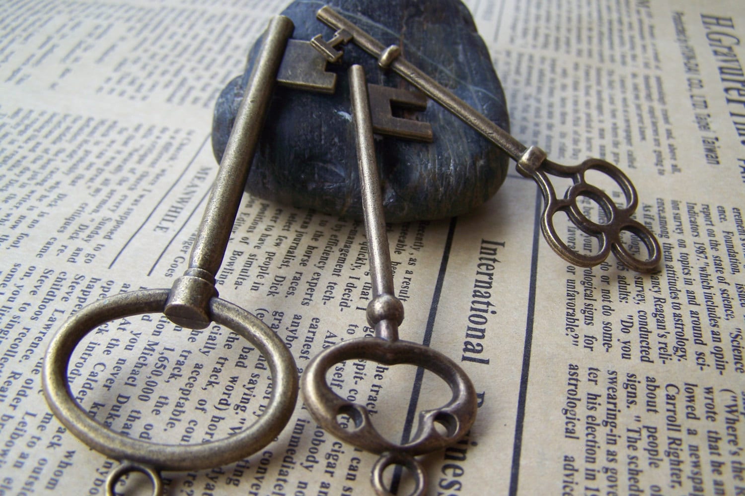 One Set of 3 Antique Bronze Vintage Skeleton Key Pendants Charms A8346