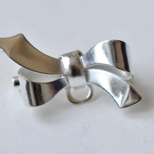 10個 シルバー ボウタイ ノット 安全ピン ブローチ ペンダント 金具 17 x 28 mm A9051