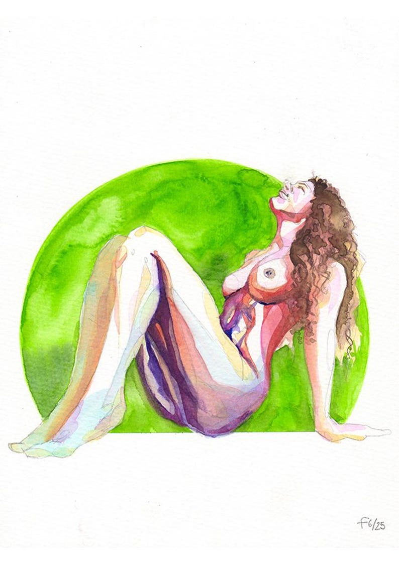 Peut inclure: Aquarelle d'une figure nue allong&eacute;e devant un fond vert circulaire. La figure a de longs cheveux bruns boucl&eacute;s et est peinte dans des tons de rose, de violet et de blanc. L'&oelig;uvre est sign&eacute;e du num&eacute;ro "f6/25".